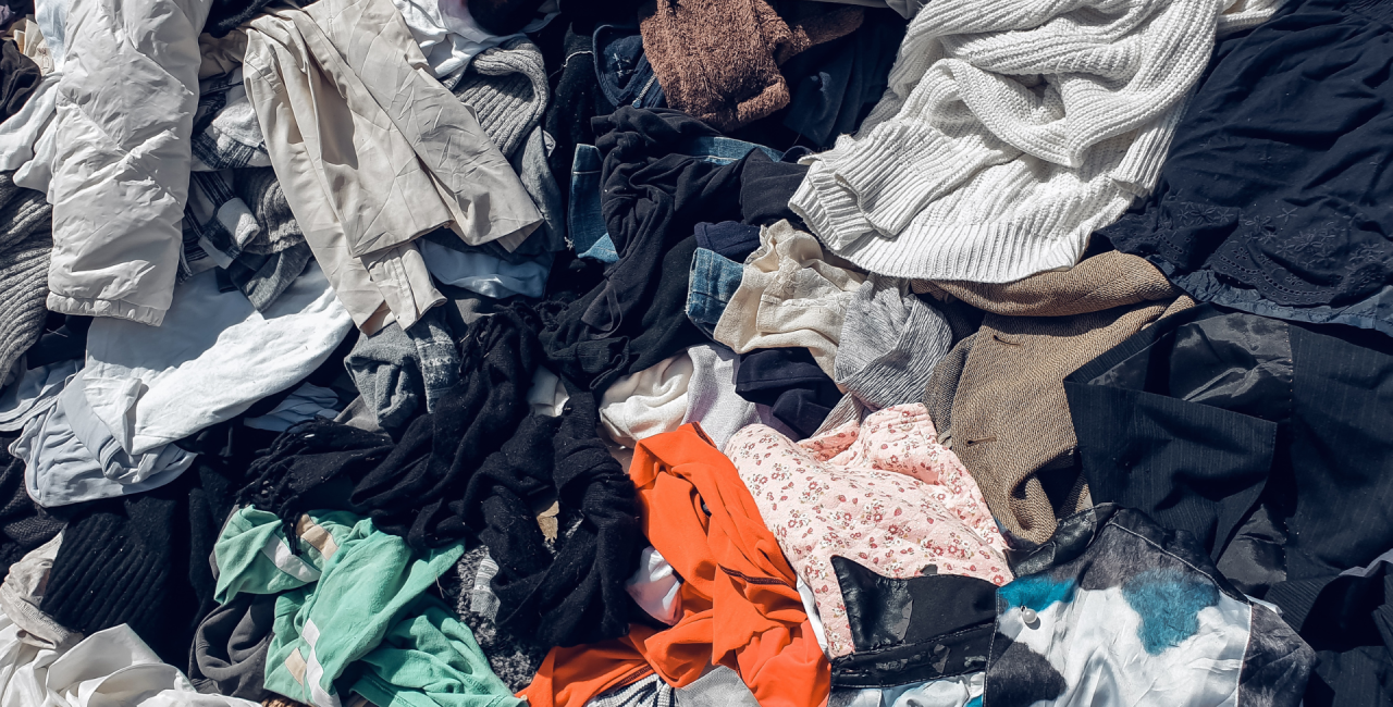 che fine fanno gli abiti inveduti del fast fashion